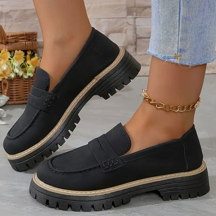 Zeitlose Damen Loafer mit niedrigem Blockabsatz, stilvolle Slip-on Schuhe für moderne Frauen.