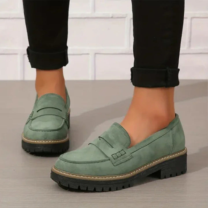 Klassische Damen Slipper Loafer mit niedrigem Blockabsatz, die perfekten Alltagsschuhe für Frauen.
