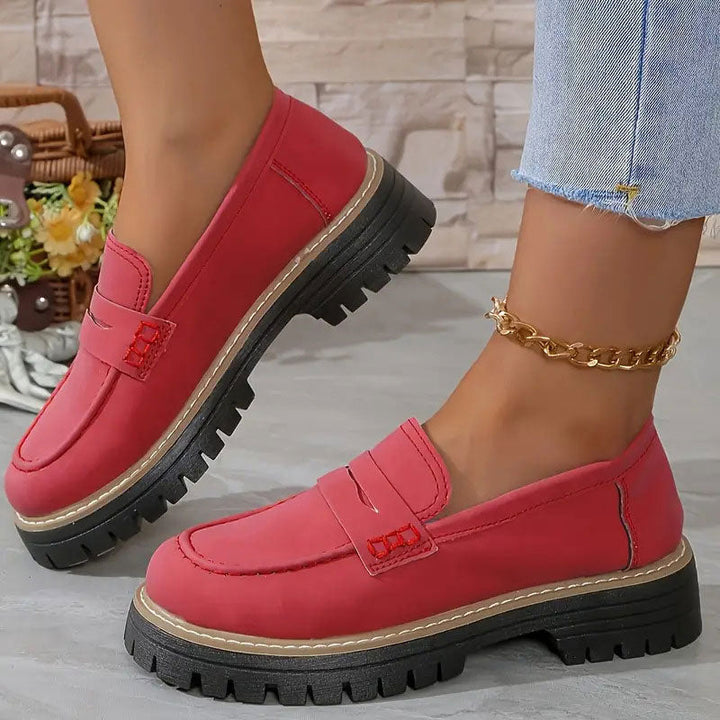 Stilvolle Damen Slipper 'Paige' mit kleinem Blockabsatz, perfekt für Komfort und Eleganz.