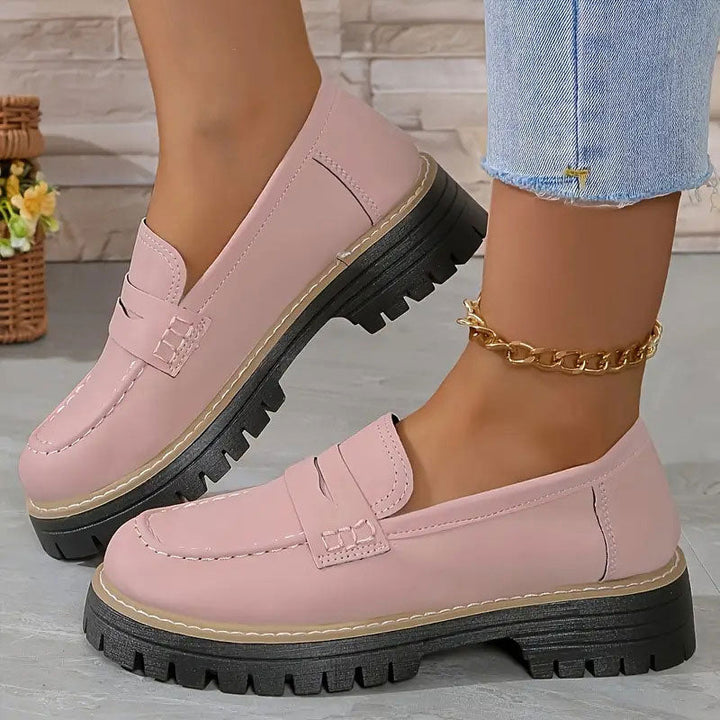 Geschlossene Damen Loafer mit Blockabsatz, bequeme Slip-on Schuhe für den Business-Look.