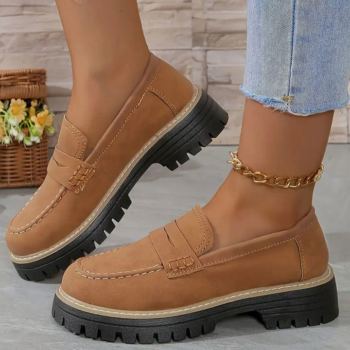 Vielseitige Frauen Slipper mit niedrigem Blockabsatz, klassisch und bequem für jede Gelegenheit.