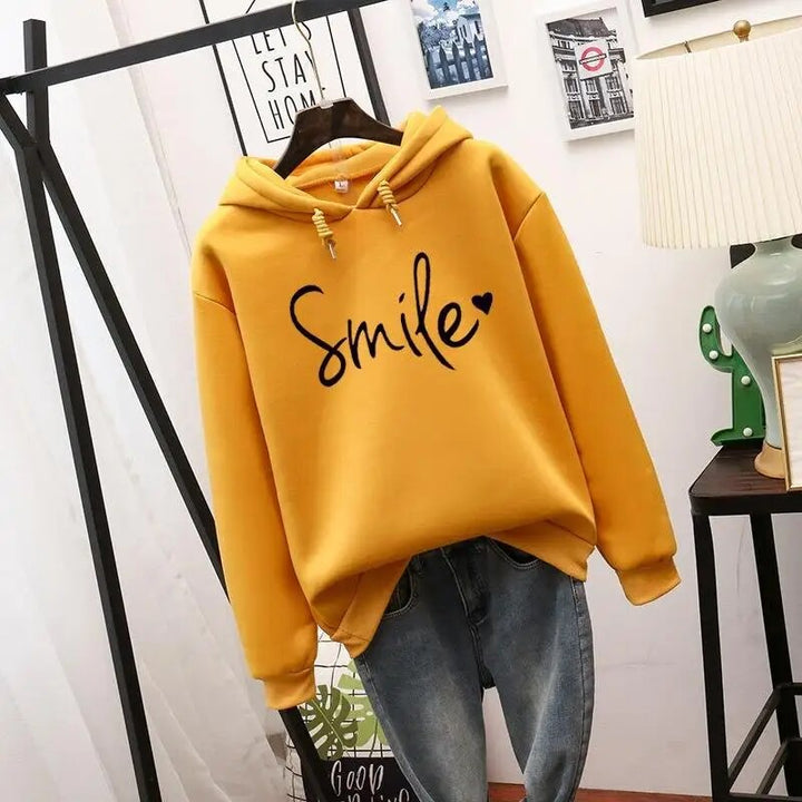 Weicher Damen Smile-Love Kapuzenpullover mit coolem Design. Trendy Hoodie für Komfortkleidung und Freizeit.