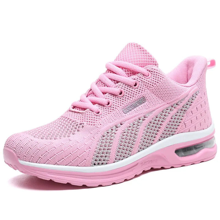 Aktive Trägerin in Damen-Sneaker Gina. Leichte, gedämpfte Komfortschuhe für lange, angenehme Tage.
