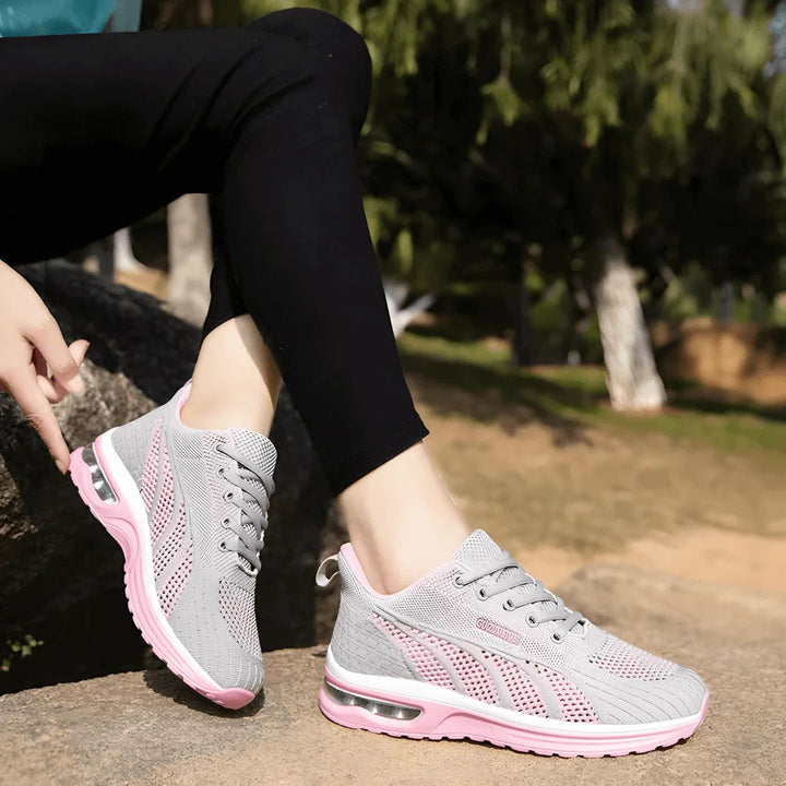 Seitenansicht der Damen-Sneaker Gina. Leichte, gedämpfte Schuhe für optimalen Tragekomfort im Alltag.