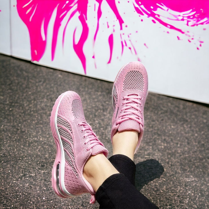 Vorderansicht der Damen-Sneaker Gina. Atmungsaktive, gedämpfte Freizeitschuhe für bequemen Schritt.