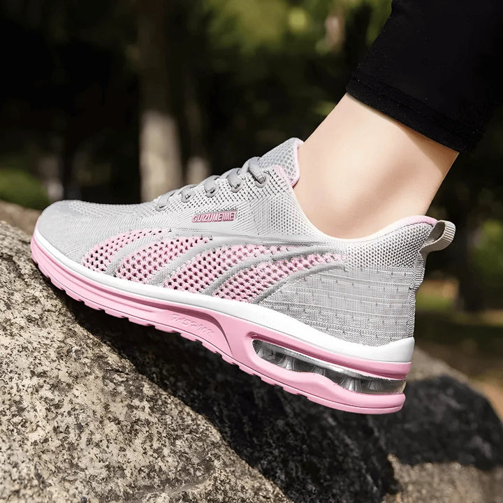 Nahaufnahme des atmungsaktiven Materials der Damen-Sneaker Gina. Leichte Komfortschuhe mit Dämpfung.