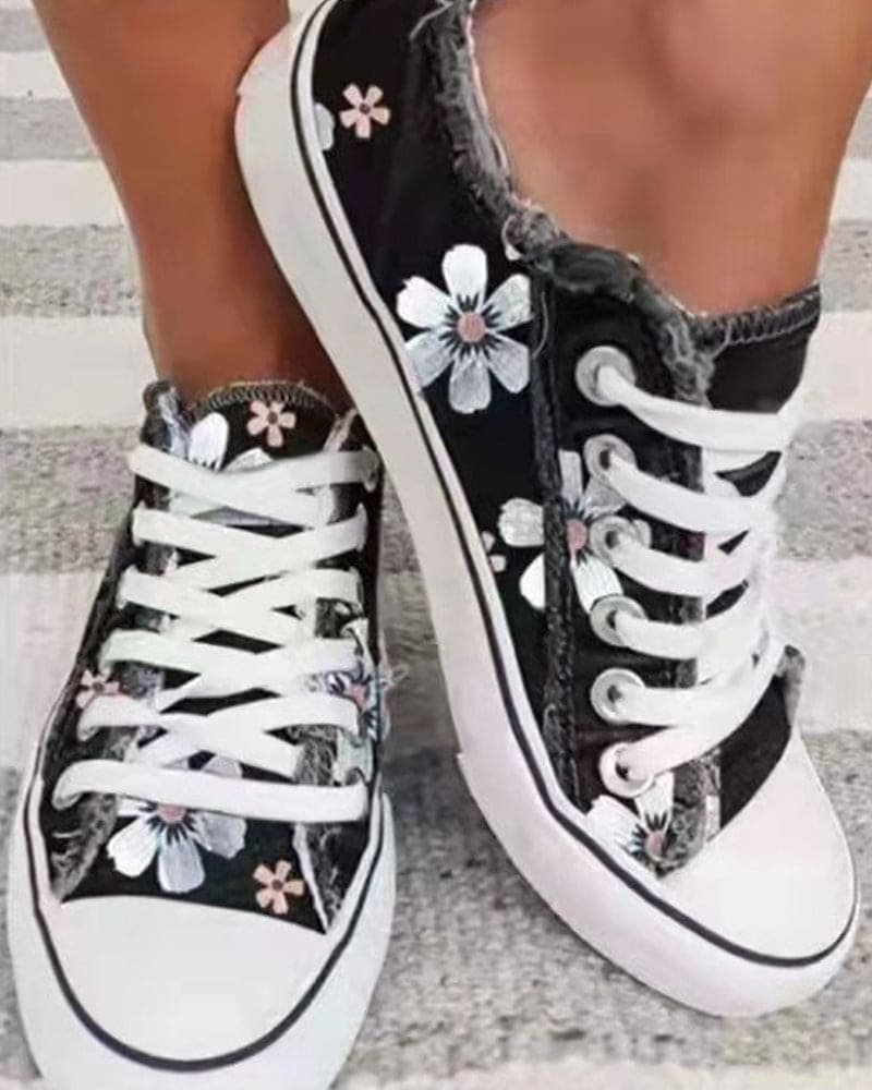 Modische Damen Sneaker floral gemustert. Trendige Sommerschuhe mit hohem Komfort für jeden Tag.