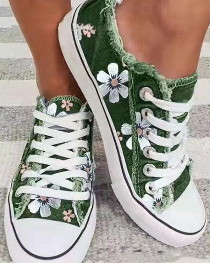 Stilvolle Damen Sommersneaker mit elegantem Blumenmuster. Komfortable Modeschuhe für vielseitige Alltagsoutfits.