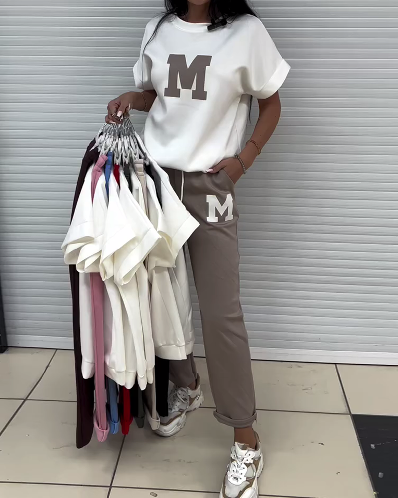 Lässiges Damen Sommer-Set in Khaki mit Kurzarmshirt, Rundhals & praktischen Taschen.
