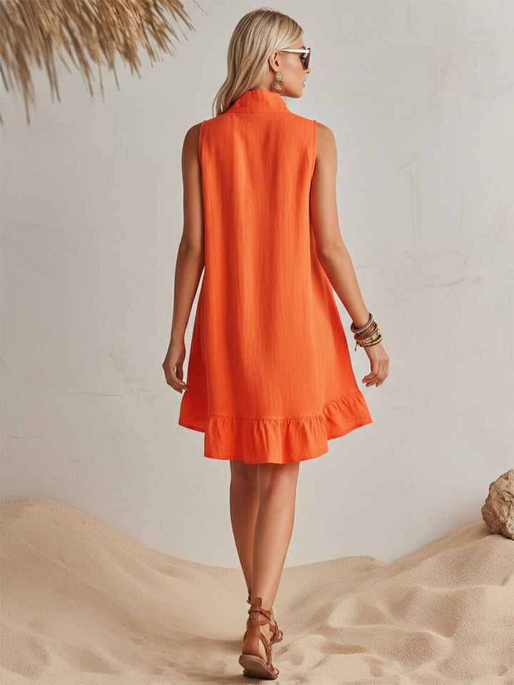 Detailansicht: Stehkragen & Halb-Reißverschluss des eleganten Damen Sommer Mini-Kleides.