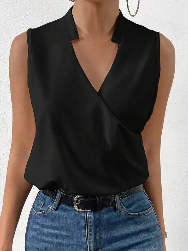 Detailliertes Blumenmuster auf einem leichten, ärmellosen Damen Sommer Top. Modisches Oberteil für Damenmode im Sommer.