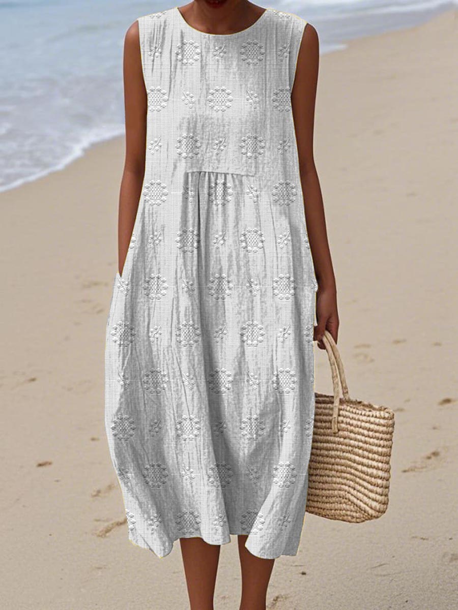 Model trägt ärmelloses Damen Sommerkleid Bella mit Taschen, das locker fällt und ideal für den Alltag ist.