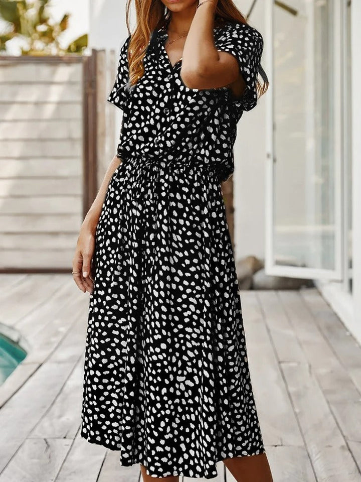Modernes Damenfashion Sommerkleid, bedruckt und bequem.