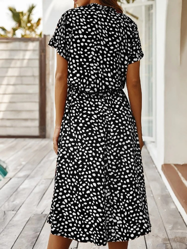 Bequemes, schmeichelhaftes Damen Sommerkleid, perfekt für warme Temperaturen.