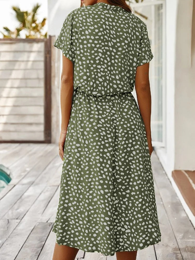 Elegantes Urlaubskleid für Damen, leicht und luftig, perfekt für Strand & Reise.