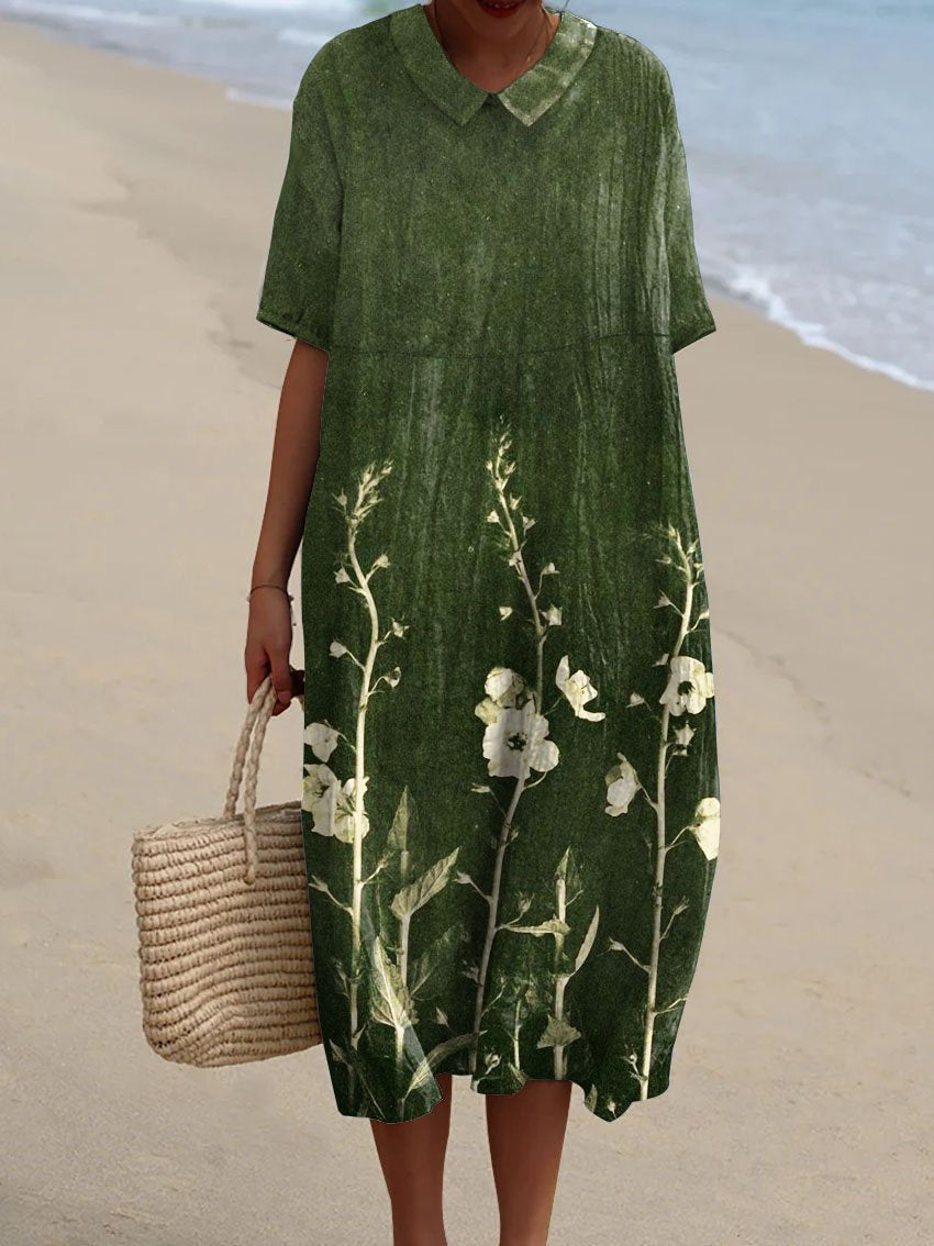 Modisches Damen Strandkleid mit lebhaften Blumen und femininem V-Ausschnitt. Bequemes Kurzarm-Freizeitkleid.