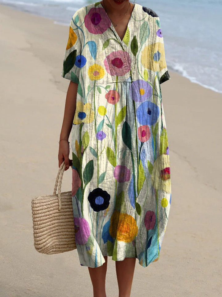 Gemustertes Damenkleid mit V-Ausschnitt und Blumenmuster. Ein vielseitiges Sommer- und Urlaubskleid mit Kurzarm.
