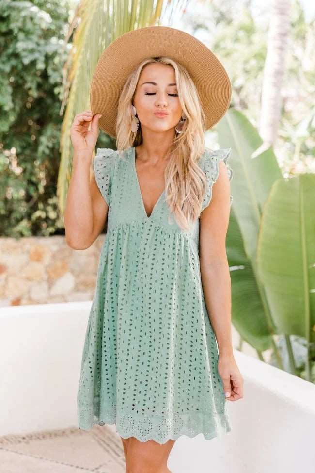 Locker fallendes Freizeitkleid für Damen, sommerlich leicht, mit praktischen Taschen. Bequem und modisch.