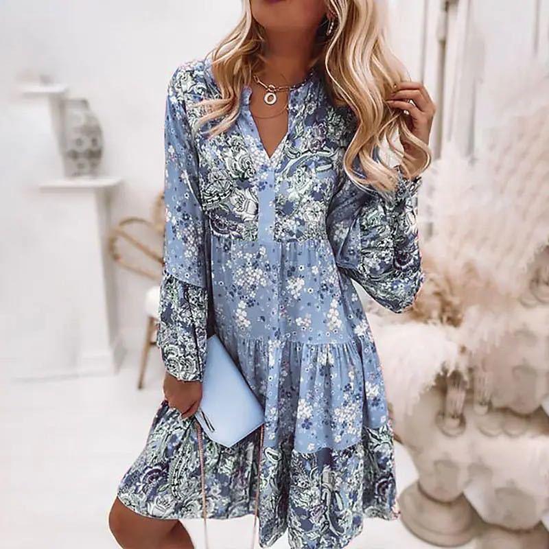 Blumen Sommerkleid: Fließendes Boho-Chic Tunika für Damen, mit lebhaftem Blumenprint und tiefem V-Ausschnitt.