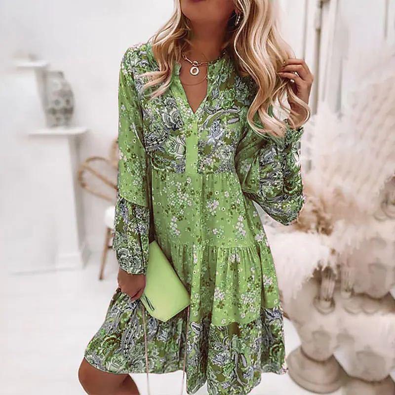 Freizeit Sommerkleid: Lockeres Damen Strandkleid im Boho-Stil mit V-Ausschnitt und wunderschönem Blumenmuster.