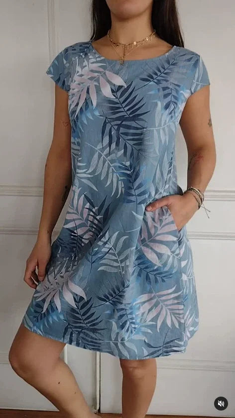 Farbenfrohes Damen Sommerkleid mit Blumendruck. Kurzarm, Rundhals und Taschen für einen frischen Look.