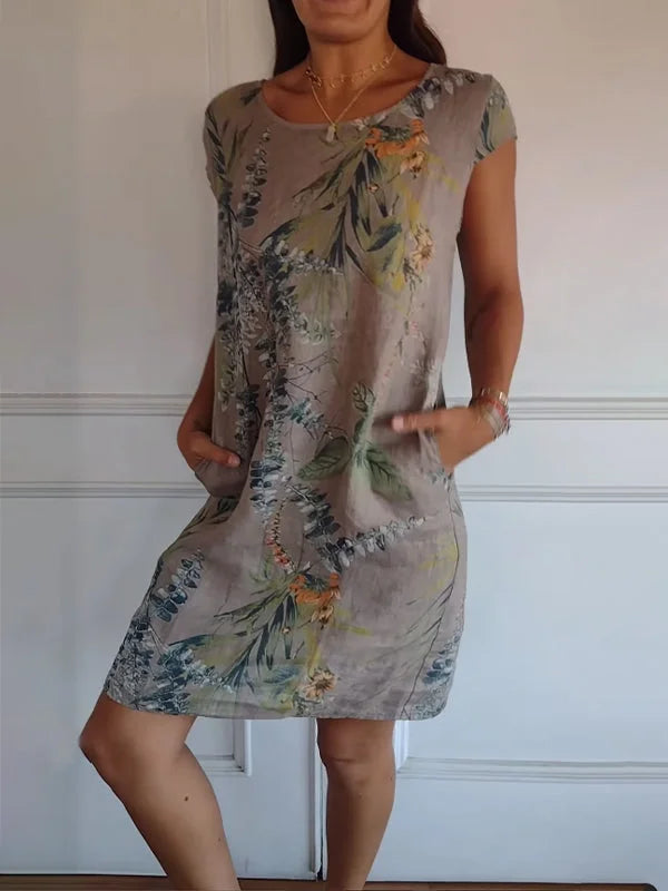 Bequemes Damen Sommerkleid mit floralem Print. Leichtes Minikleid mit Kurzarm und Taschen, ideal für warme Tage.