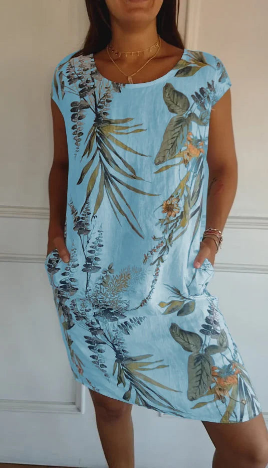 Nahaufnahme des lebhaften Blumendrucks auf dem Damen Sommerkleid mit Kurzarm und Rundhals. Ideal für Frühling.