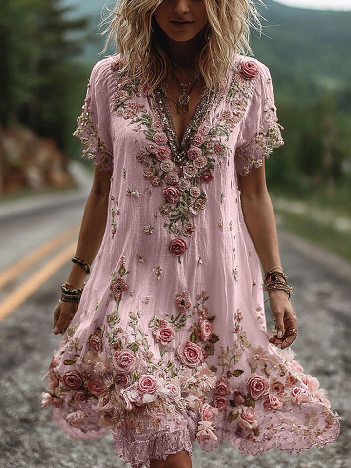 Nahaufnahme der filigranen Blumenstickerei auf dem bestickten V-Ausschnitt Damen Sommerkleid. Romantischer Look.