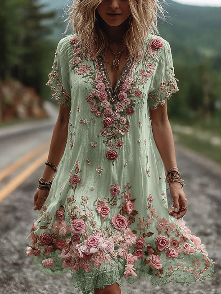 Model trägt ein fließendes, besticktes Damen Sommerkleid mit V-Ausschnitt und Blumen, perfekt für elegante Anlässe.
