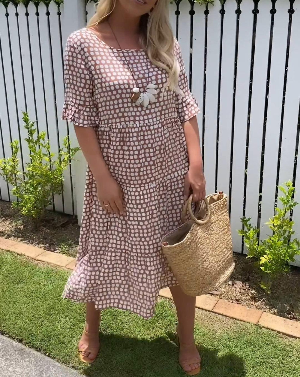 Fließendes Damen Kurzarmkleid Zora mit Rundhals, perfekt für Strand & Sommerurlaub.
