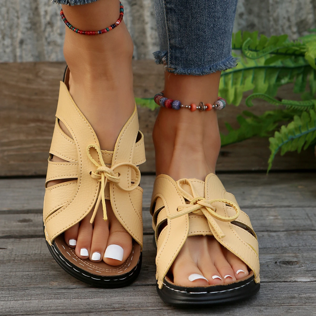 Stylische Damensandalen mit Schleife, die Eleganz, Komfort und modernes Design vereinen.