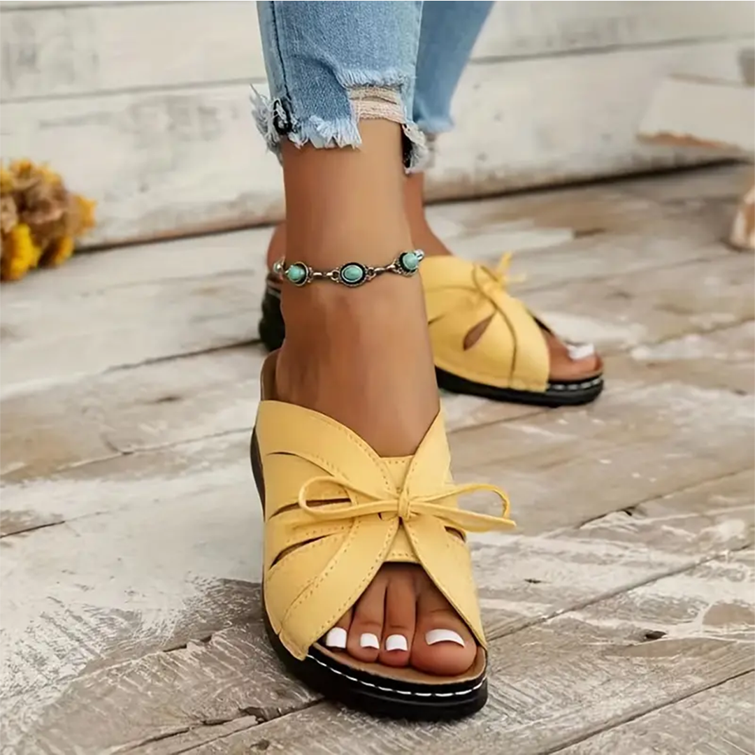 Bequemsandalen für Damen mit Schleife und ergonomischem Design für optimalen Gehkomfort.