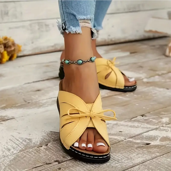 Bequemsandalen für Damen mit Schleife und ergonomischem Design für optimalen Gehkomfort.