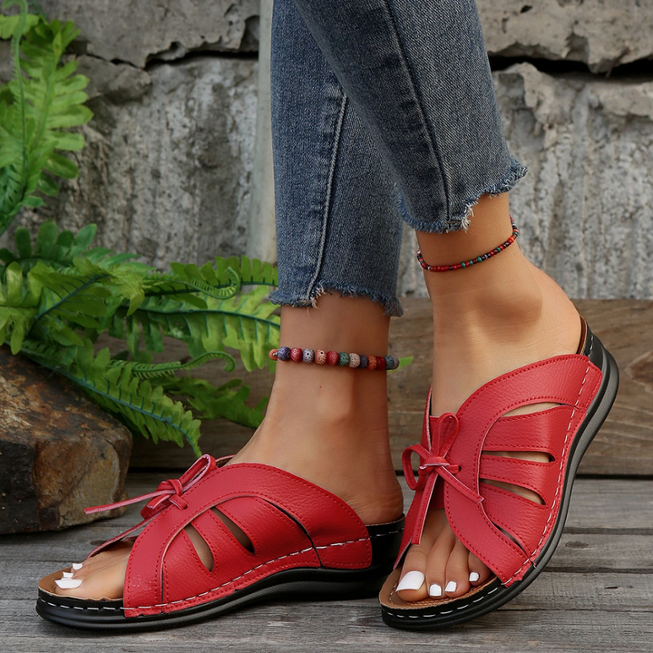 Alltagstaugliche Damensandalen mit Schleife, robust & stilvoll für jeden Sommertag.