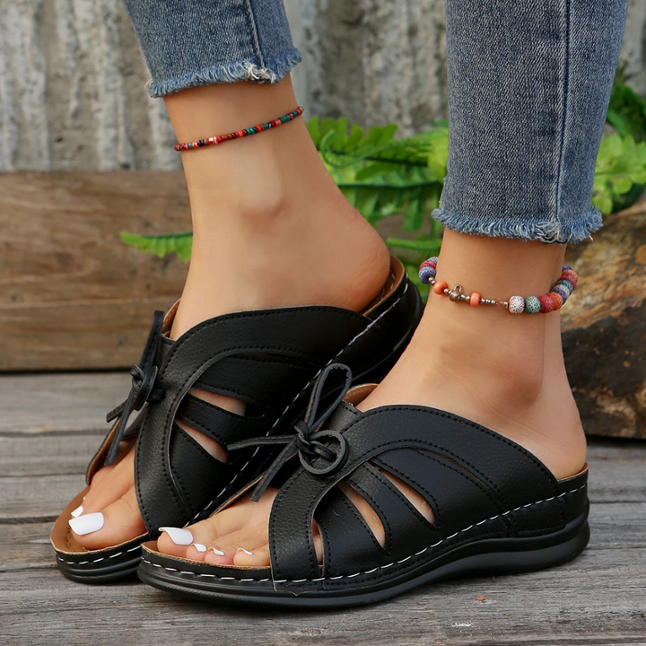 Elegante Damensandalen mit Schleifendetail, atmungsaktiv & komfortabel für den Alltag im Sommer.