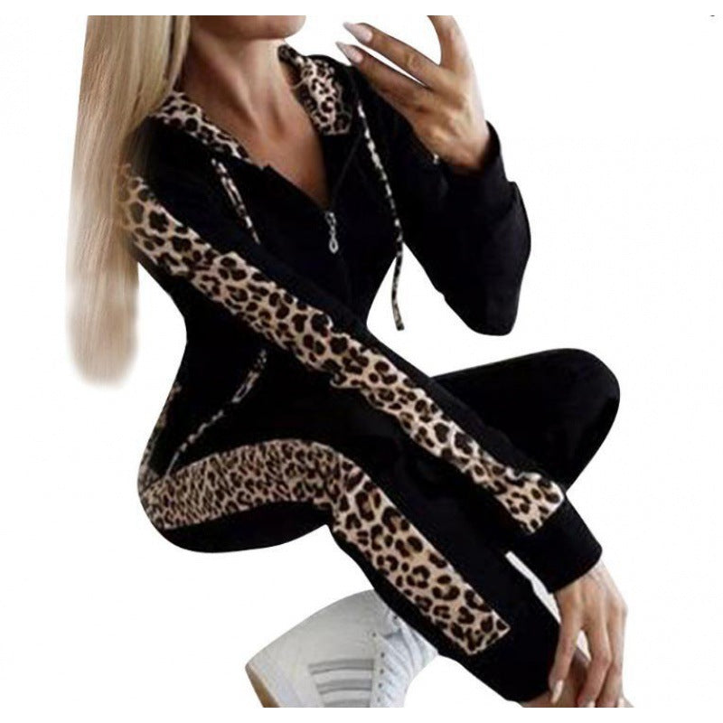 Modischer Damen Jogginganzug mit Allover-Leopardenprint, perfekt für einen stylischen Auftritt.