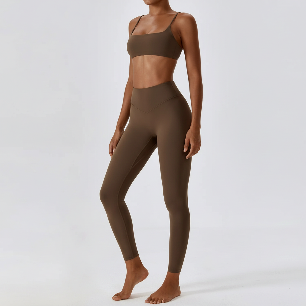 Modernes Damen Sportoutfit eng anliegend, stilvolle Activewear mit Leggings & Sport-BH für Fitness & Training.