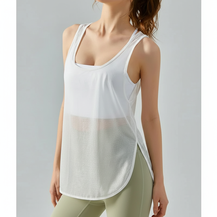 Sportlerin trägt atmungsaktives AirMove Damen Sporttop beim Fitness-Training, für Bewegungsfreiheit & Komfort.