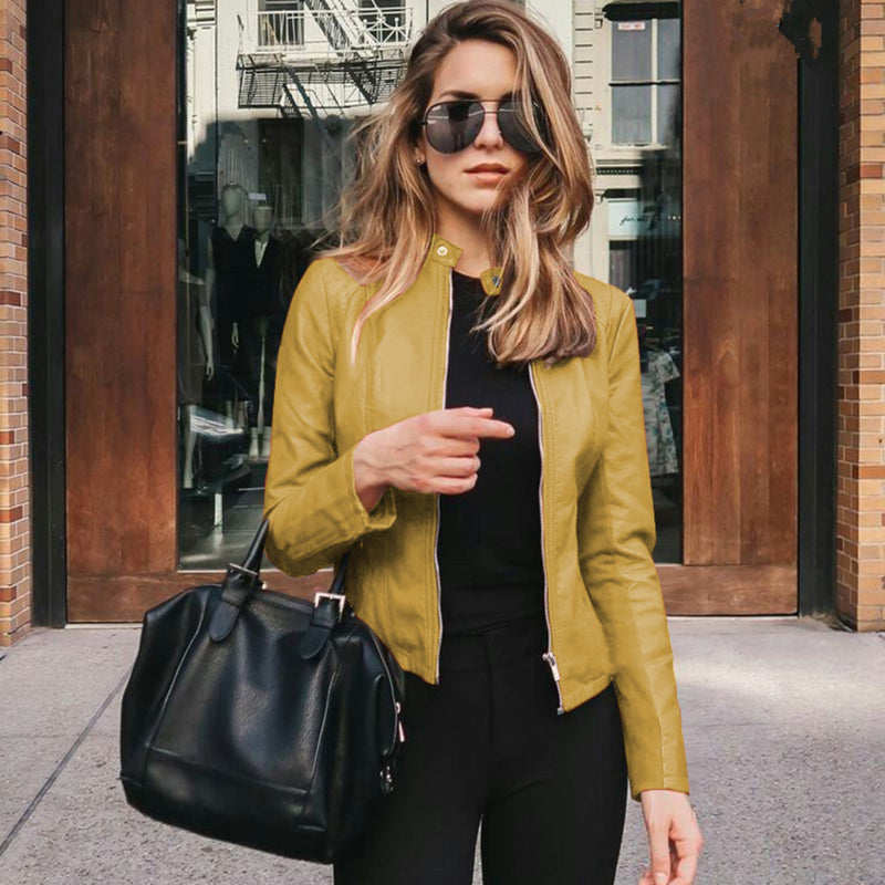 Elegante Damen Stehkragen Jacke mit Business-Outfit kombiniert. Schicke Übergangsjacke für formelle Anlässe.