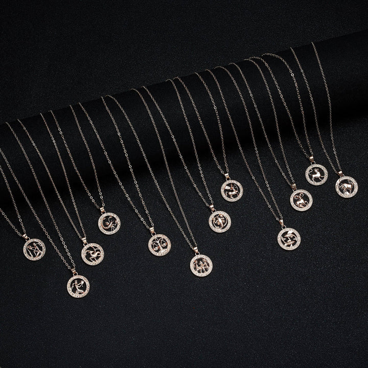 Nahaufnahme der Damen Roségold Sternzeichen Halskette mit Zirkonia, detailreicher Tierkreis Schmuck.