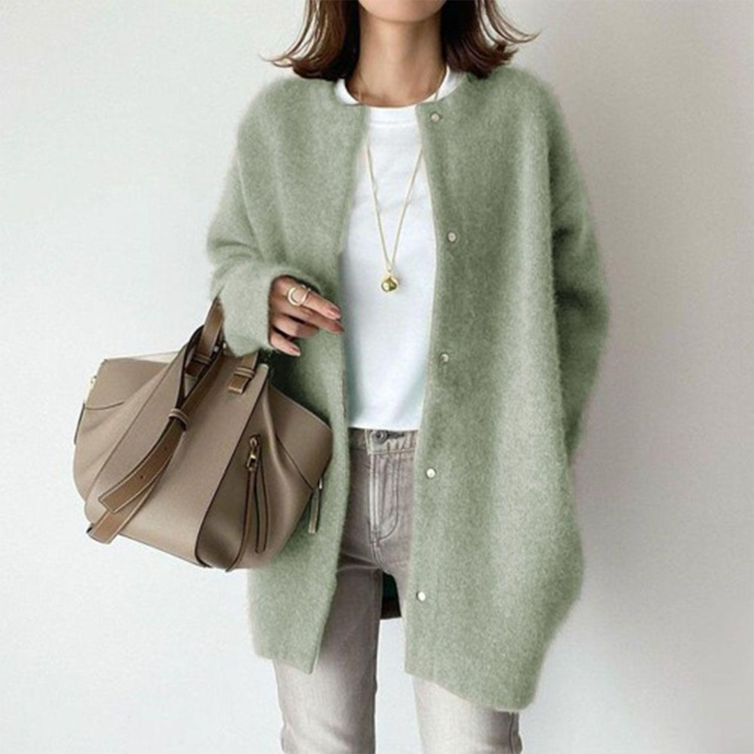 Weiche Damen Strickjacke, perfekt für gemütliche Herbsttage oder kühle Frühlingsabende. Elegante Strickwaren.