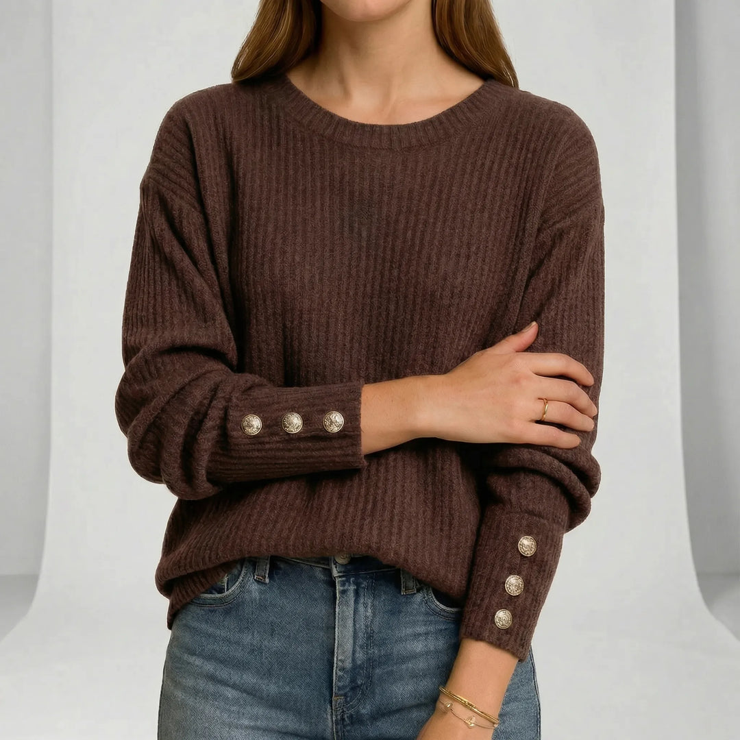 Detailansicht: Weicher, locker gestrickter Damen Pullover mit elegantem Rundhalsausschnitt.