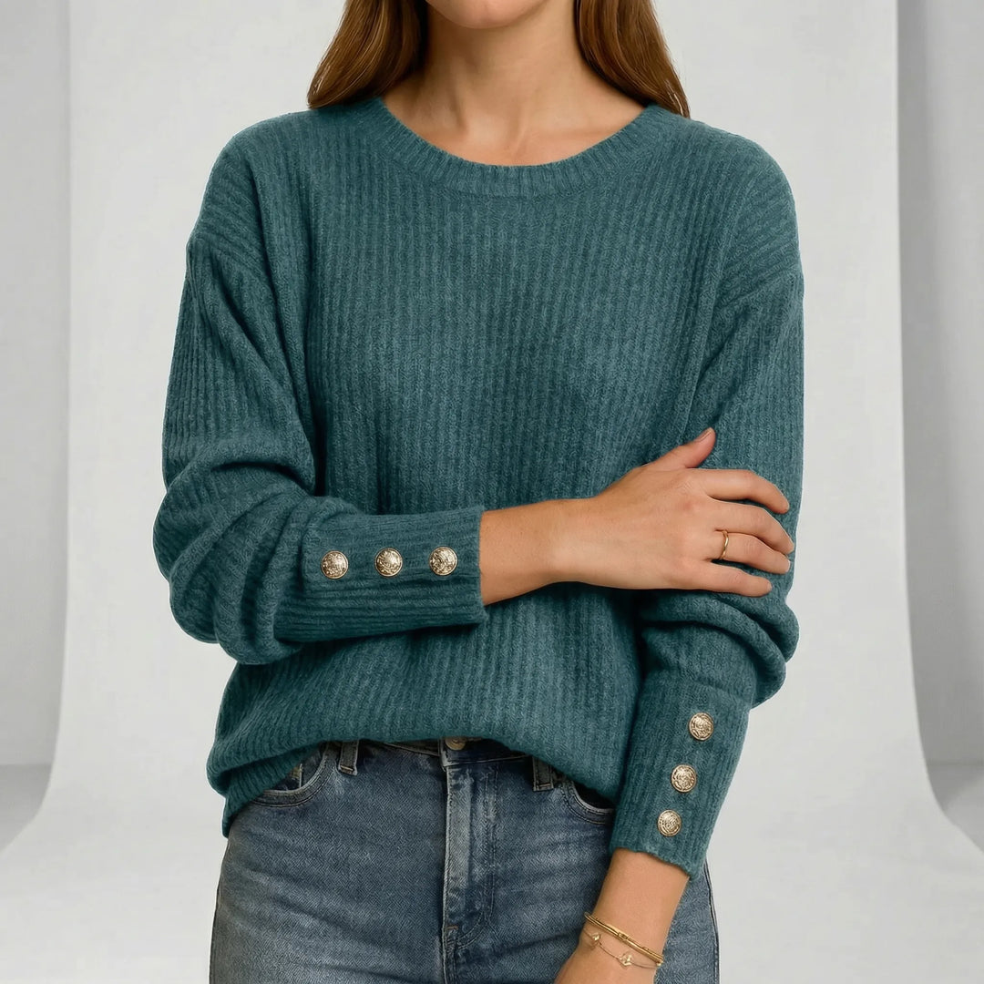 Modell trägt lockeren Damen Strickpullover, Rundhals, fließender Schnitt, für jede Figur.