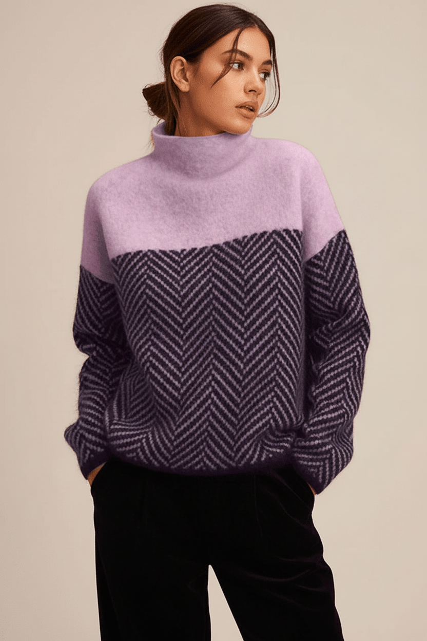 Warmer beiger Damen Strickpullover Mackenzie mit Stehkragen. Bequemer Langarm-Pullover in lockerer Passform für den Winter.