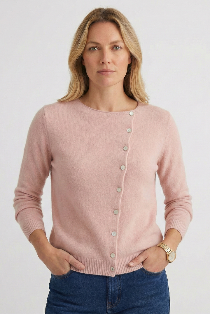 Damen Stricktop "Skye" in Beige mit Knopfleiste. Leichtes, kuscheliges Langarm-Oberteil für Herbst & Winter.