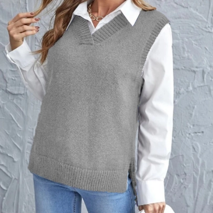 Modische Damen Strickweste Faye mit V-Ausschnitt. Die bequeme Weste ergänzt elegant jedes Outfit.