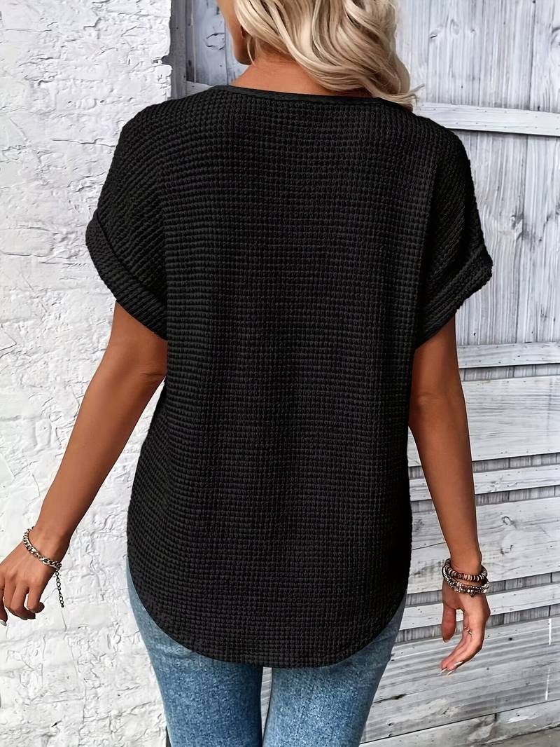 Elegantes Damen T-Shirt mit zarter Spitze am Rundhals. Perfektes Kurzarm Oberteil für feminine Sommer-Outfits.