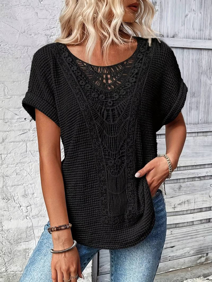 Ganzansicht des Damen T-Shirts. Zeigt elegante Passform, Spitze am Rundhals & kurze Ärmel. Ideal für Sommer.