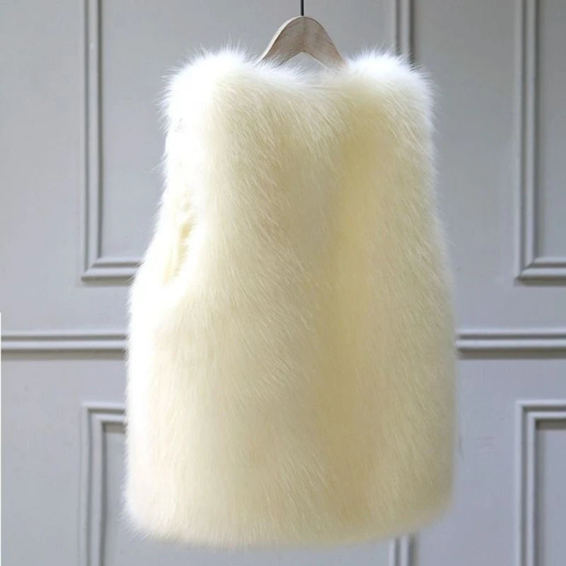 Geschlossene warme Damen Kunstfellweste Tahlia, schickes Outfit-Highlight für elegante Winterabende.
