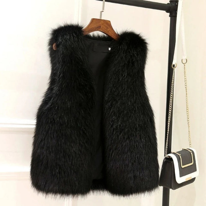 Elegante Damen Kunstfellweste Tahlia ärmellos auf Kleiderbügel, perfekte Ergänzung für die Wintergarderobe.